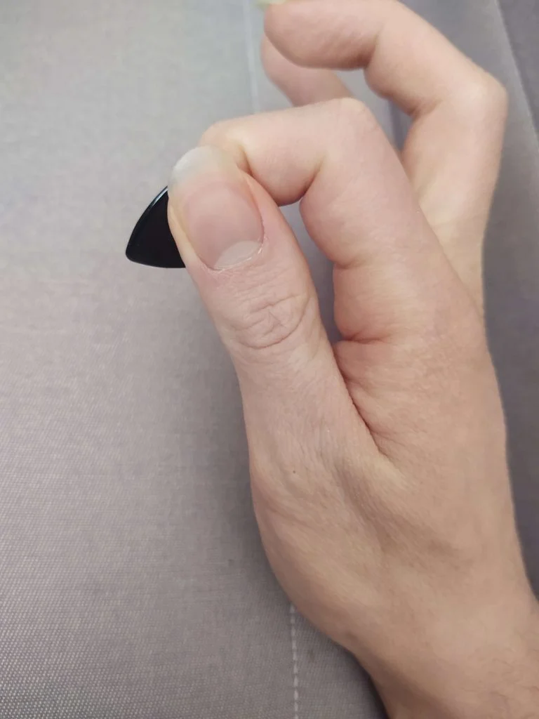 Properly Hold a Guitar Pick (Direct View)