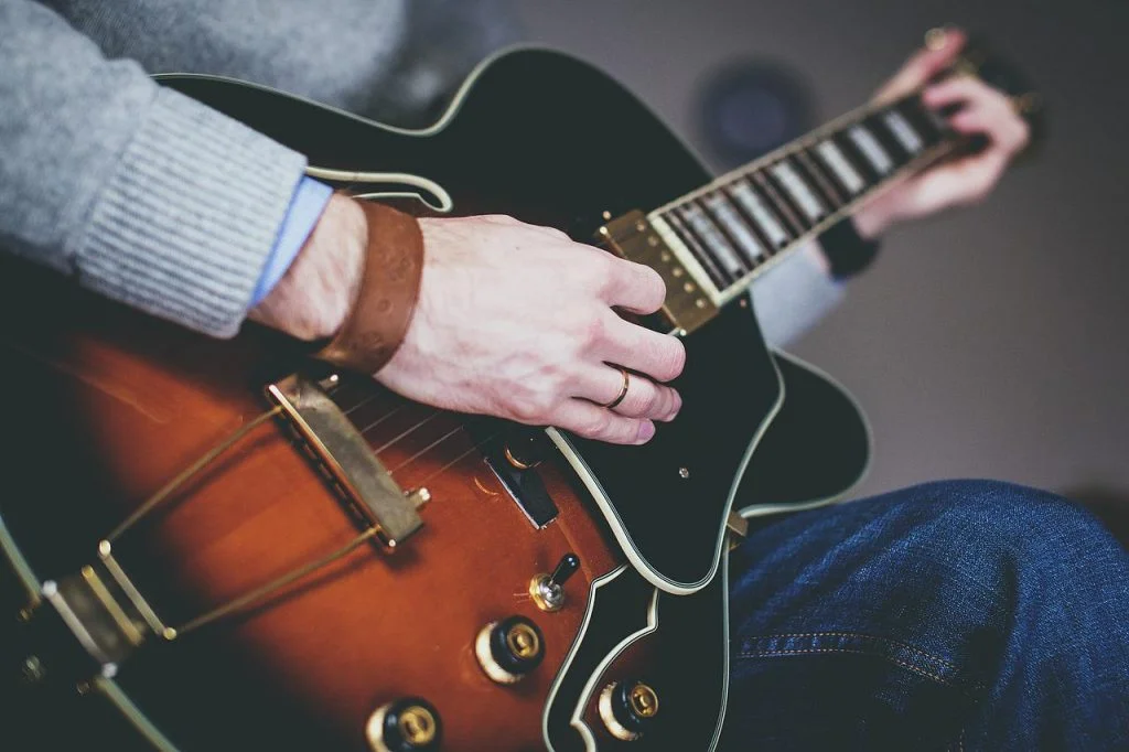 man, guitar, hands-1281642.jpg